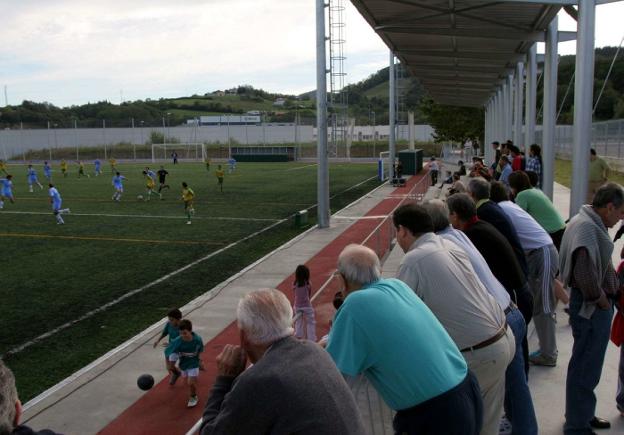 El campo de fútbol de Ugalde-Ventas, que el próximo mes de octubre cumplirá 14 años. / F. DE LA HERA