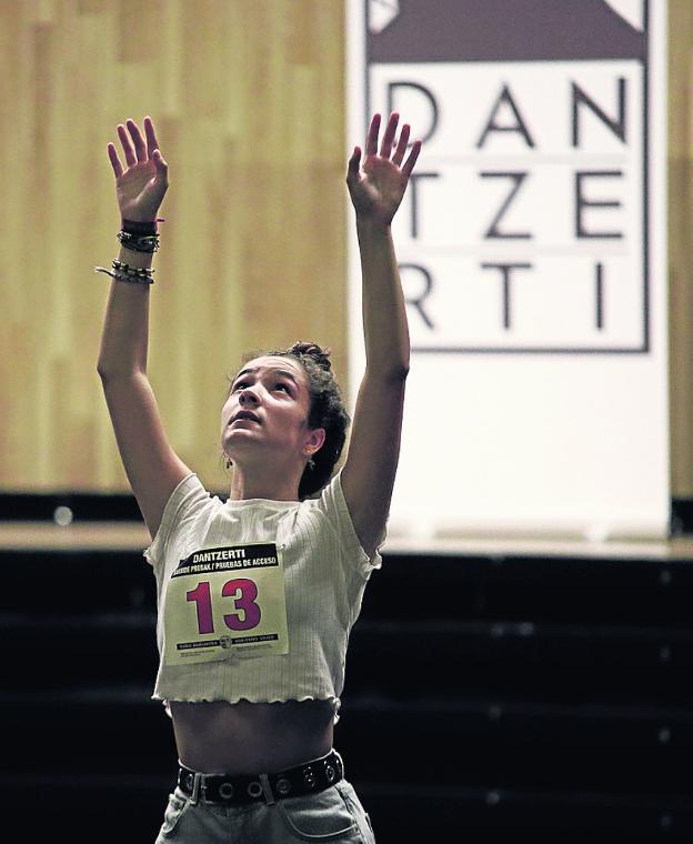 Los aspirantes deben ejecutar unos ejercicios corporales. / AINHOA GORRIZ