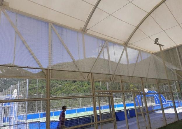 La red evitará que las pelotas salgan fuera del recinto. / AMAGOIA ZABALA