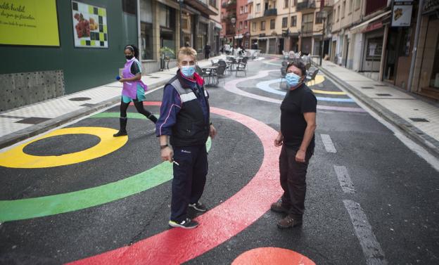 El nuevo colorido concepto del tramo inicial de la calle Javier Esteban Indart. / F. DE LA HERA