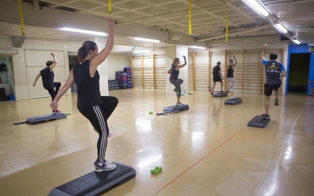 Los polideportivos han mantenido empleo y oferta de cursos pese a tener que limitar las plazas. / F. DE LA HERA