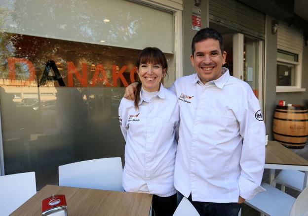 Naiara Abando y David Rodríguez, en la terraza del restaurante Danako. / JUANTXO LUSA