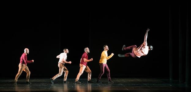 Los cinco bailarines de la compañía Circle of Trust que ofrecerán este sábado en el Centro Cultural Amaia el espectáculo 'Códice'. / COT
