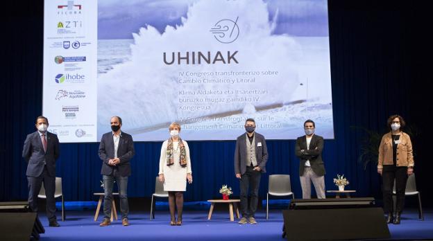Rogelio Pozo, director general de Azti; Andde Sainte-Marie, consejero regional de Nouvelle-Aquitaine; Arantxa Tapia, consejera vasca de Medio Ambiente; Enrique Ramos, director foral de Obras Hidráulicas; Borja Olazabal, delegado de Medio Ambiente, y Mónica Alday, directora de Uhinak. / FOTOS: F. DE LA HERA