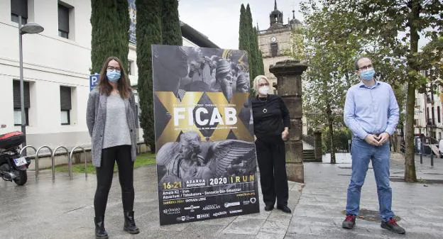 Juncal Eizaguirre, Aizpea Goenaga y Juanjo Jímenez, en la presentación de la vigésima edición del Ficab. / F. DE LA HERA