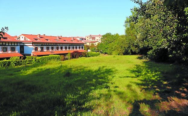 Terrenos de la zona de Txenperenea-Oeste, situados al final de la calle Elatzeta, en Lapice, en una imagen de archivo. /FLOREN PORTU