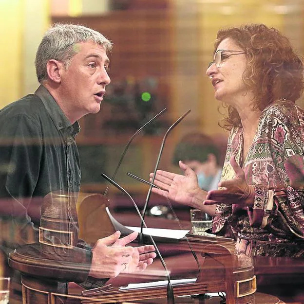 El diputado de Bildu Oscar Matute y la ministra María Jesús Montero. / EP