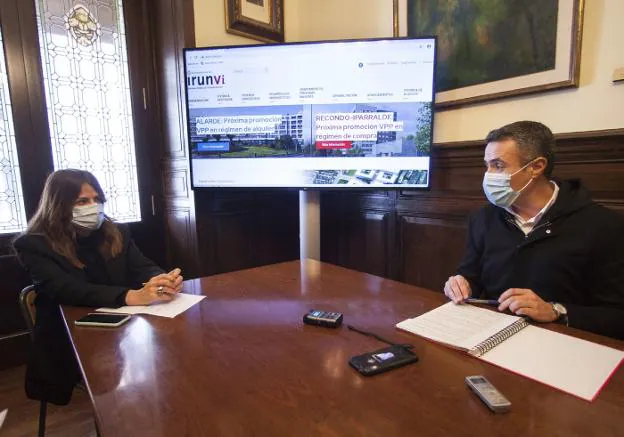 Idoia Yarza y Jon Ugarte presentaron la renovada página web de Irunvi. / F. DE LA HERA