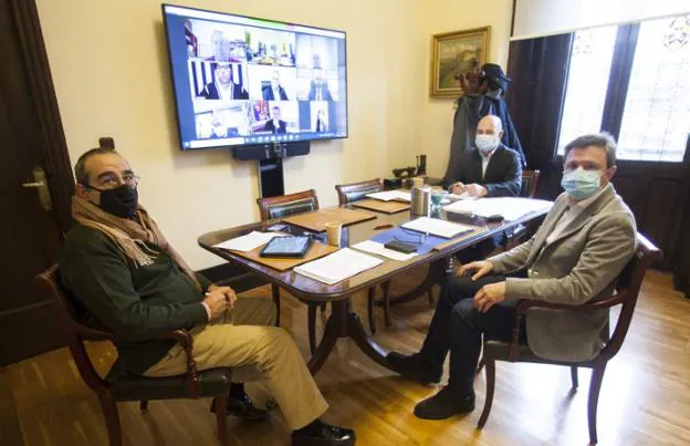 Pedro Lasagabaster, letrado de Zaisa; Luis Korta, gerente de Zaisa, y el alcal-de, José Antonio Santano, durante la junta general telemática de ayer./