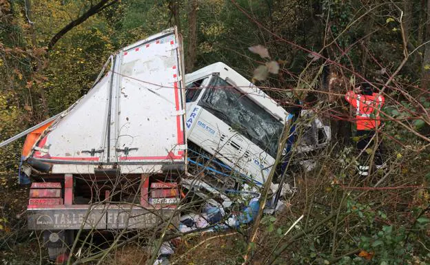 Equipos de rescate junto al camión siniestrado. El conductor ha perdido la vida./Michelena