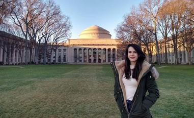 La irundarra Juncal Arbelaiz posa frente al MIT en Cambridge, donde realiza su doctorado./J. A.