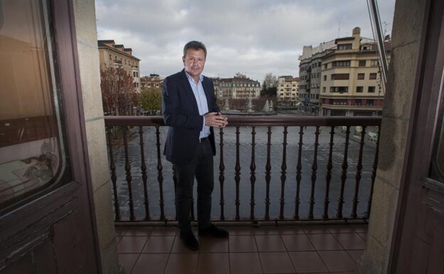 José Antonio Santano, en el balcón del Ayuntamiento de Irun./F. DE LA HERA