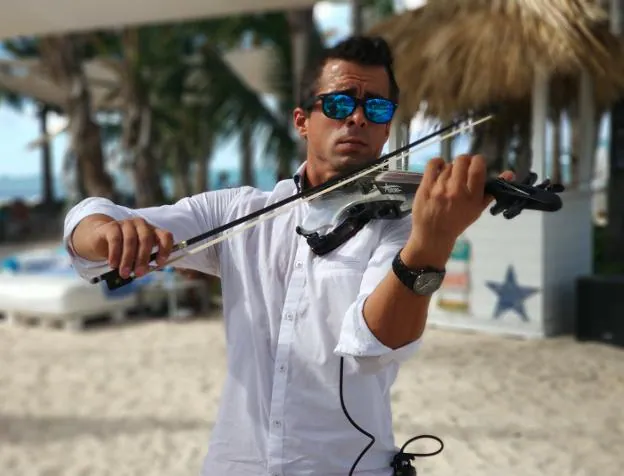 No todos los violínes son clásicos, Antton demuestra que hay música más allá de las partituras y que un violín suena de maravilla en la playa. /