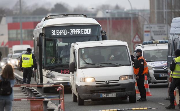 Los controles ayer de la Policía gala en el puente de Santiago para exigir las PCR negativa para entrar en Francia generó algunas colas./De la HERA