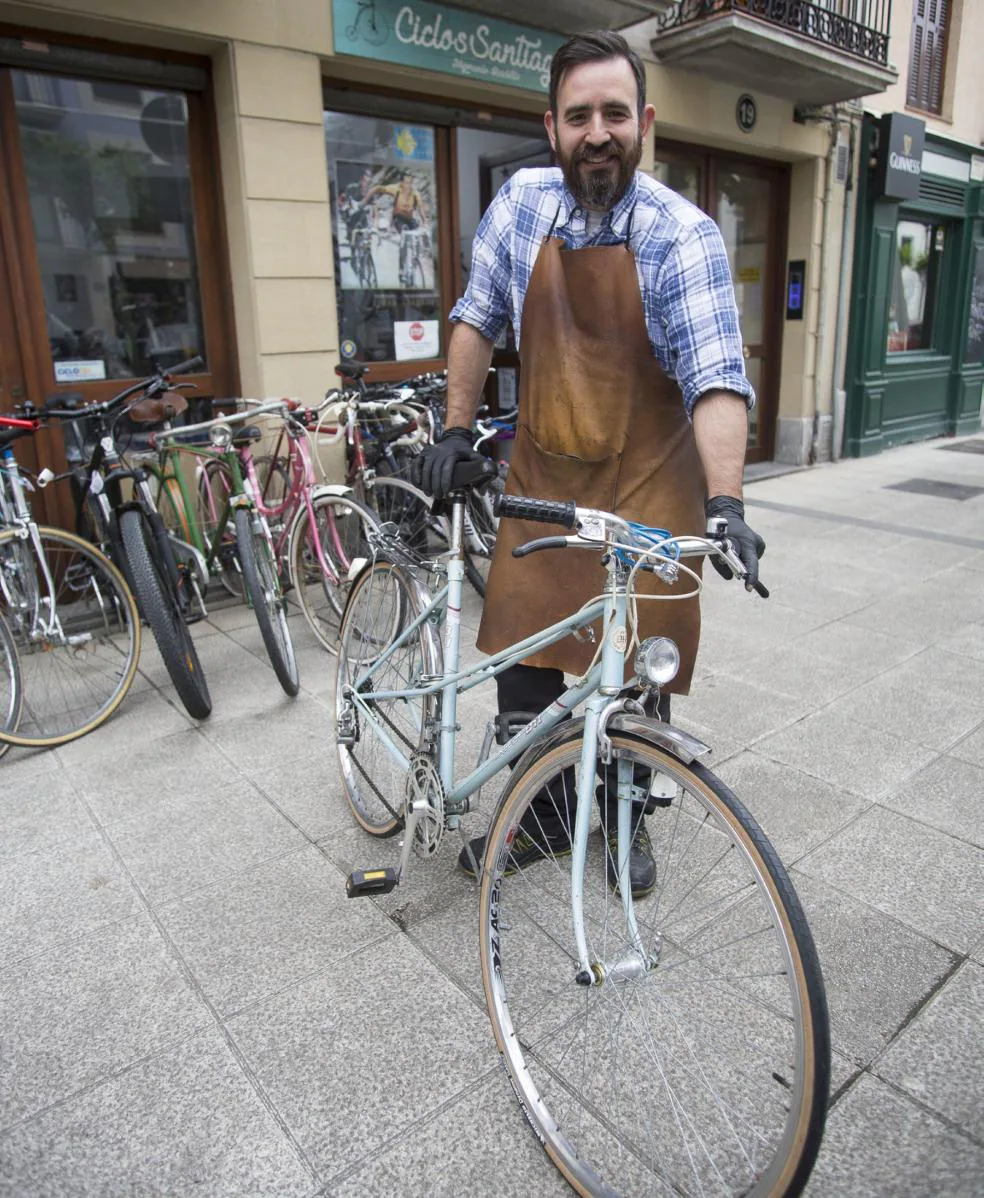 Iñaki Arana, propietario de Ciclos Santiago, el taller de la calle Santiago./ FOTOS F. DE LA HERA