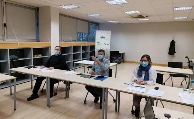 Txomin Sagarzazu (vicepresidente), José Antonio Santano (presidente) y Leire Zubitur (gerente) en una asamblea telemática de la Mancomunidad de Servicios de Txingudi. / F. DE LA HERA