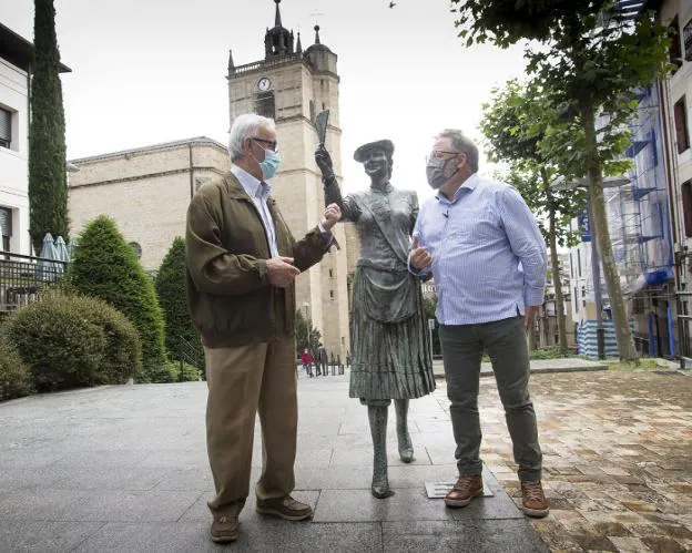 José Antonio Apalategi y Paco Carrillo, ayer, junto a la escultura de la cantinera de la calle Escuelas. / F. DE LA HERA