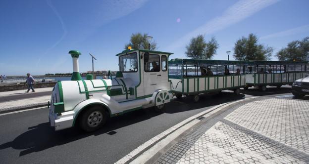 El tren verde, una atracción singular para todos los públicos. / F. DE LA HERA