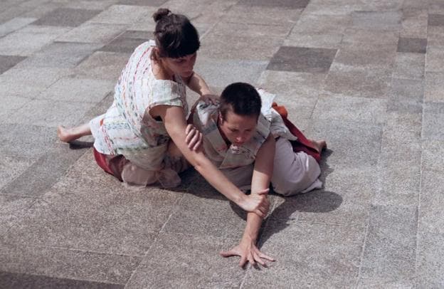 Myriam Pérez Cazabón y Jone Amezaga, en una representación de la coreografía 'Emakumeak'. / NODE