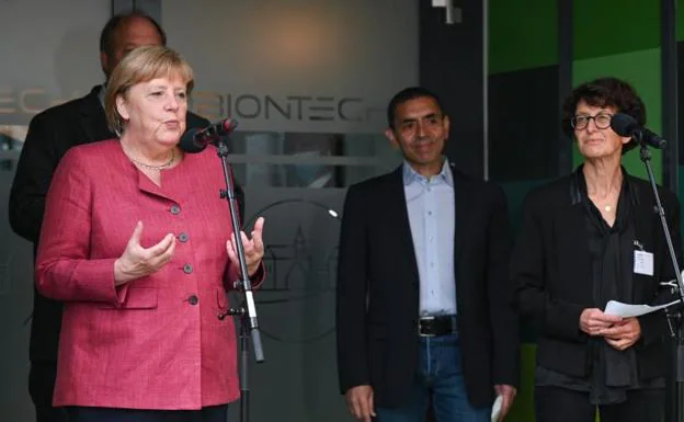 Bundeskanzlerin Angela Merkel und die BioNTech-Mitbegründer Ugur Sahin und Ozlem Tureci bei einem Besuch in der Biontech-Impfstofffabrik in Marburg, Deutschland 