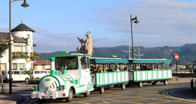 El tren verde, pasando junto a la rotonda de San Juan de Dios. / F. PORTU