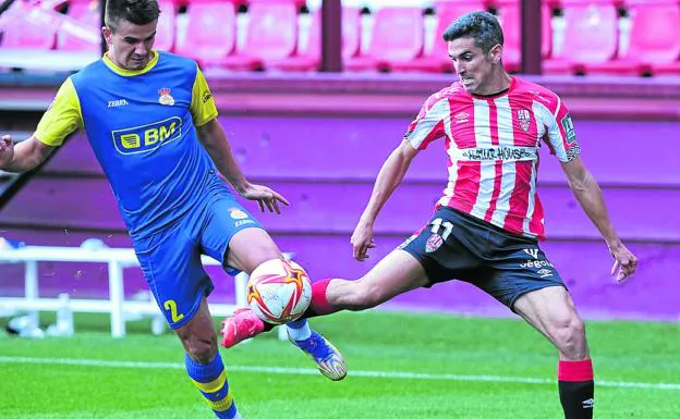 The Real Unión player Elosegi fights with the Riojan Alfaro, yesterday in Las Gaunas. 