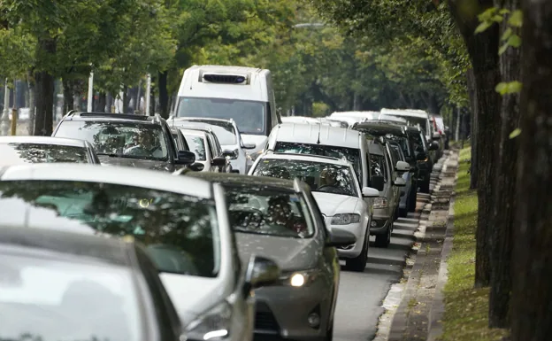 Los alcaldes de Donostia, Irun y Azpeitia apuestan por políticas que empujen a «dejar el coche aparcado»
