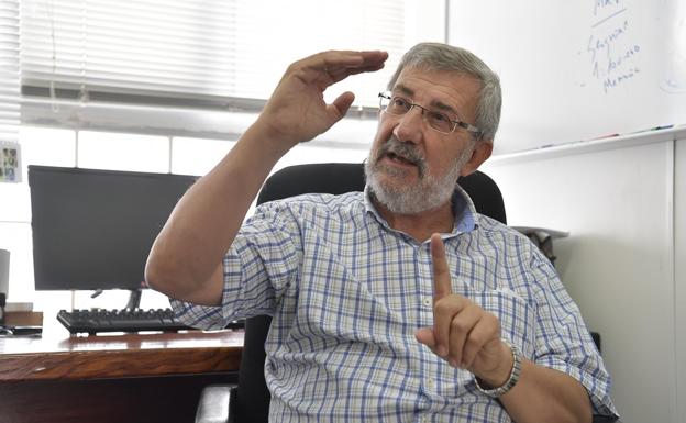 José Mangas, en su despacho de la Universidad de Las Palmas de Gran Canariax. / JUAN CARLOS ALONSO