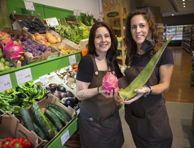 Beatriz Gómez, a la izquierda, junto a su compañera Marina Eizaguirre, en el nuevo supermercado ecológico Izarbide de Irun. / FOTO DE L AHERA