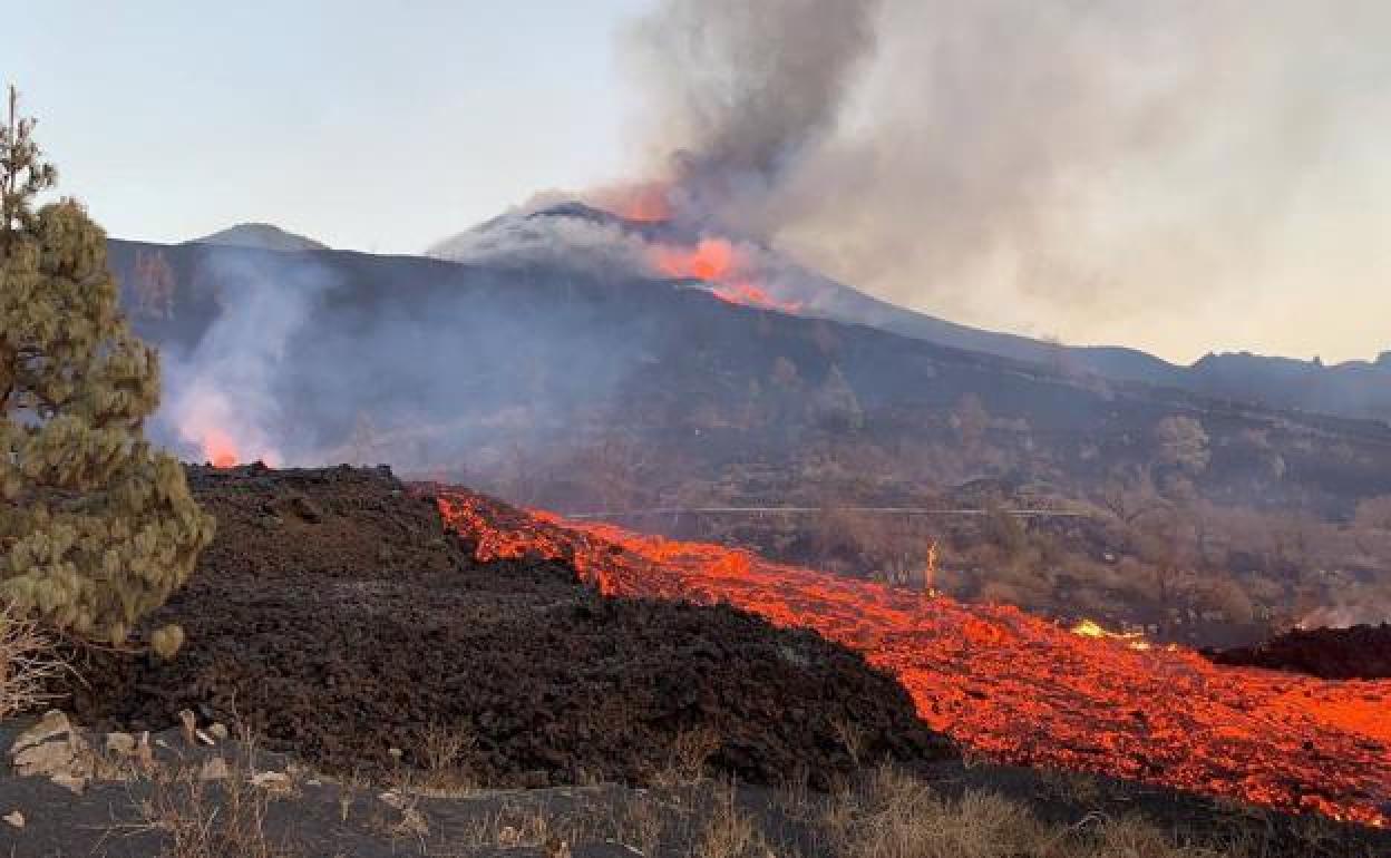 Aumenta el caudal de lava en La Palma tras ceder uno de los conos | El  Diario Vasco