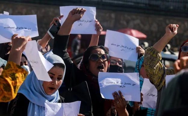 Afghan women protest in Kabul to demand the opening of schools for girls.