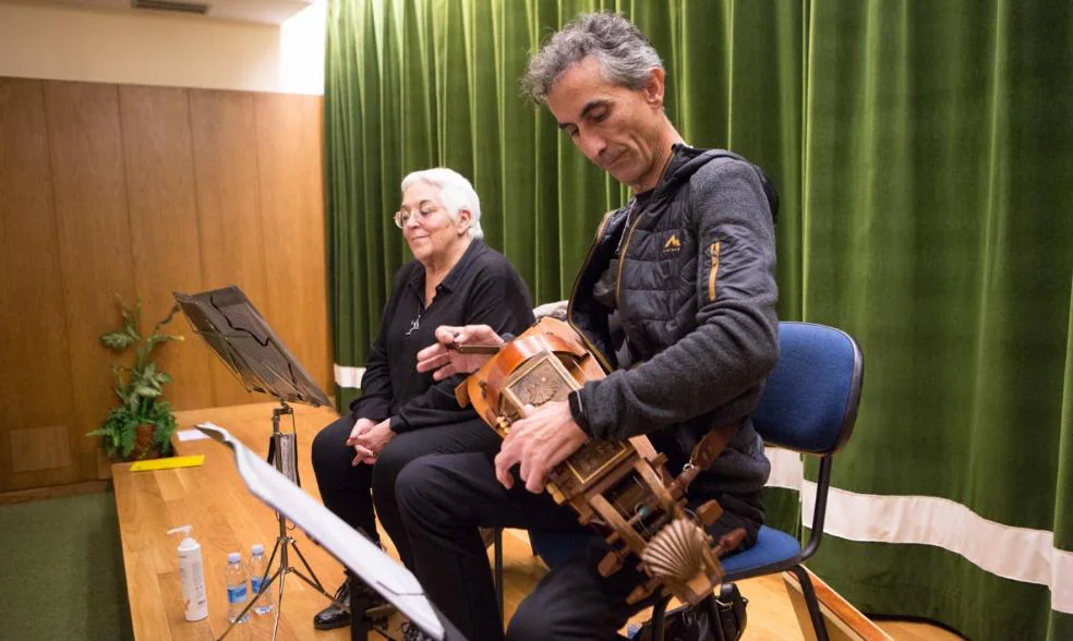 Toti Martínez de Lezea y Emilio Arias tocando la viola de rueda o zanfona, el viernes en el Centro Cultural Amaia. / FOTOS: FERNANDO DE LA HERA