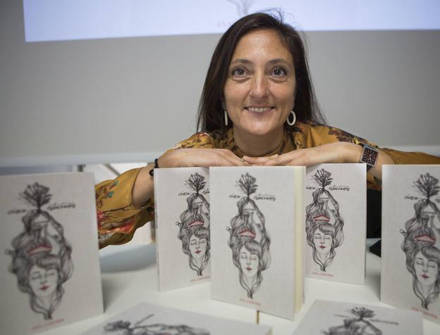 Eva Garner, con algunos ejemplares de su poemario 'Cinco Estaciones' durante la presentación que realizó en la biblioteca de Hondarribia. / F. DE LA HERA