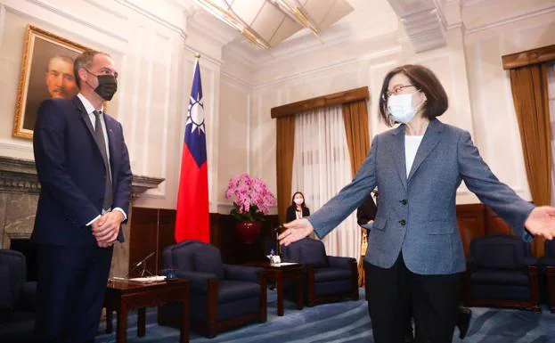 Raphael Glucksmann MEP and Taiwan President Tsai Ing-wen.