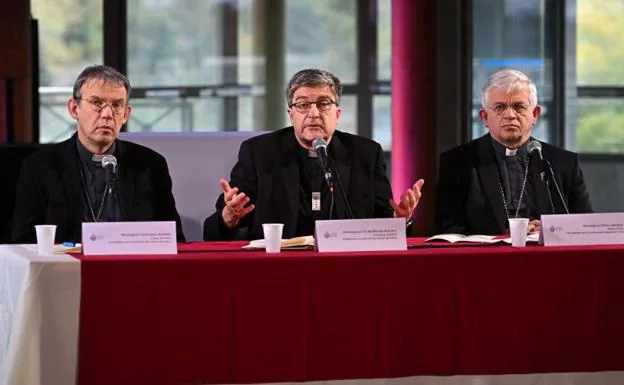 The president of the French Episcopal Conference, Eric de Moulins-Beaufort, in the center, during his appearance this Monday in Lourdes.