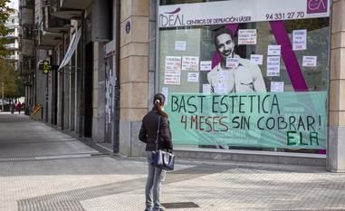 Carteles de denuncia de los trabajadores en el centro estético cerrado sin previo aviso en Donostia./MICHELENA