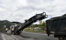 Una máquina fresadora prepara una carretera de Gipuzkoa para poder ser asfaltada./MORQUECHO