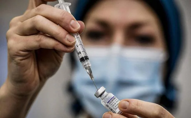 A health service prepares a dose of the vaccine against covid-19 in a center in Lyon.
