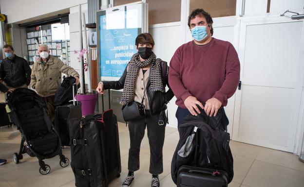 Aeropuerto de San Sebastián: Viajeros estrenan los vuelos de Binter entre  Canarias y Gipuzkoa | El Diario Vasco