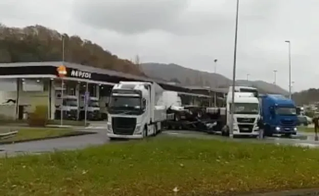 Imagen de los tres camiones averiados ayer.