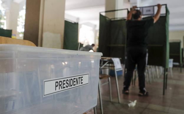 An official prepares a school in Santiago de Chile that this Sunday hosts the second round of the presidential elections. 