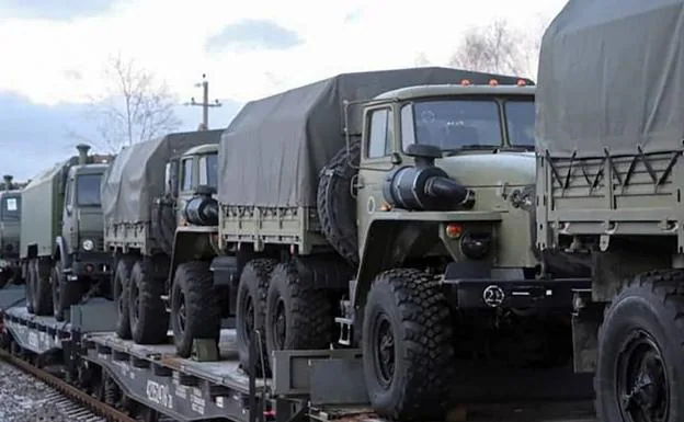 Russian army vehicles move to the border with Ukraine. 