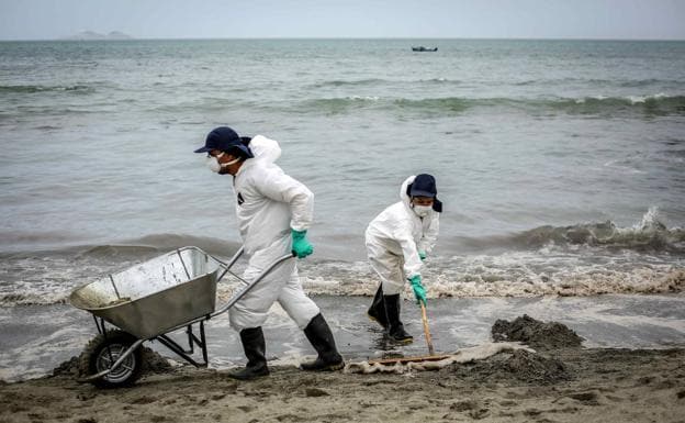 Image of the crude cleanup work on the Peruvian beaches of Ancón affected by the Repsol spill. 