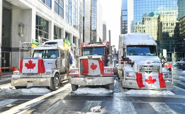 Three trucks paralyze traffic on a central Ottawa street to demand the end of sanitary measures against the coronavirus.