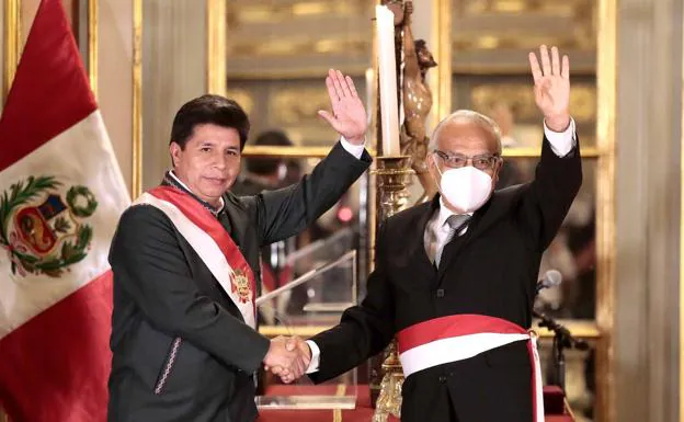 The president of Peru, Pedro Castillo, shakes hands with the new prime minister, Aníbal Torres. 