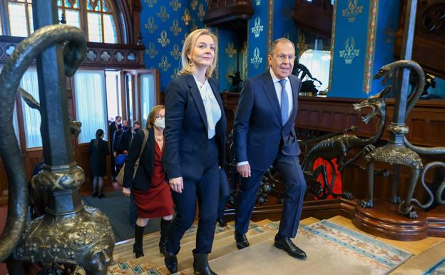 Liz Truss and Sergei Lavrov, this Thursday in Moscow.