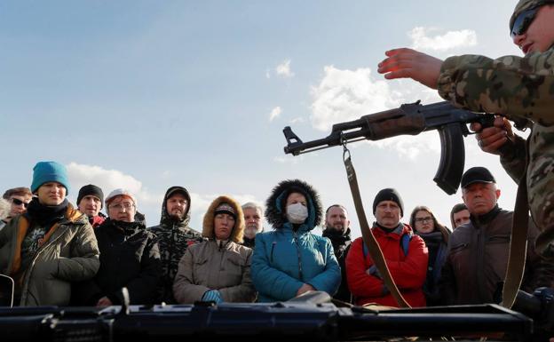 A group of civilians are trained in the use of assault weapons, during a training day in Kiev.