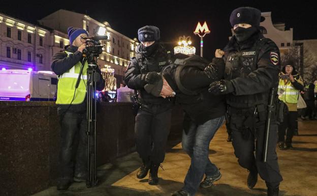 Russian policemen intervene in a demonstration against the war. 