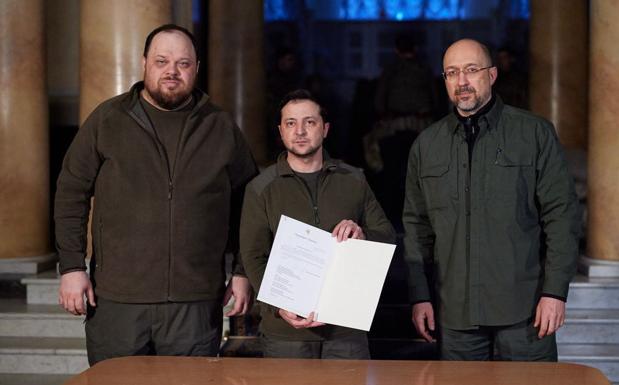 Zelensky shows the letter with which he asks for Ukraine's immediate accession to the EU.