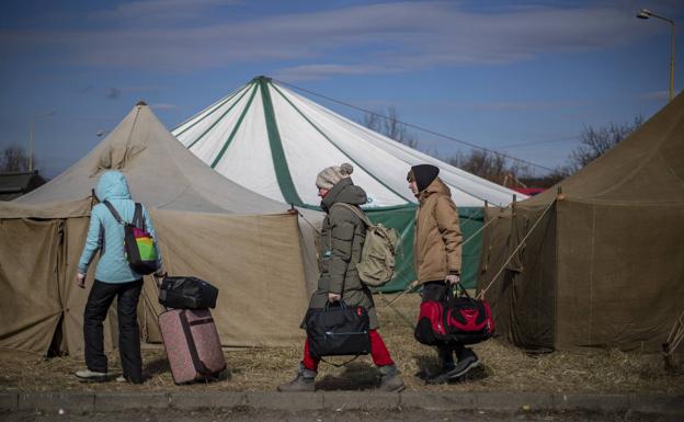 Ukrainians on the border between Poland and Ukraine. 